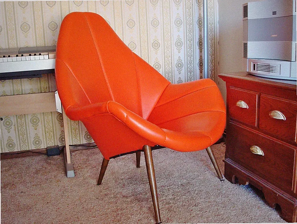 MID CENTURY MODERN ORIGINAL ORANGE VINYL UPHOLSTERY HIGH-BACK LOUNGE CHAIR
